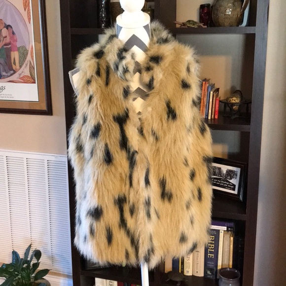 JohnPaulRichard Jackets & Blazers - JohnPaulRichard MEDIUM Faux Fur Vest Black& Tan